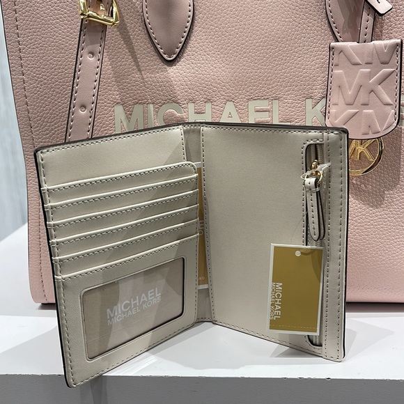 Michael Kors Jet Set Travel Passport Wallet
Light Cream Signature/Golden-NWT - Picture 16 of 16